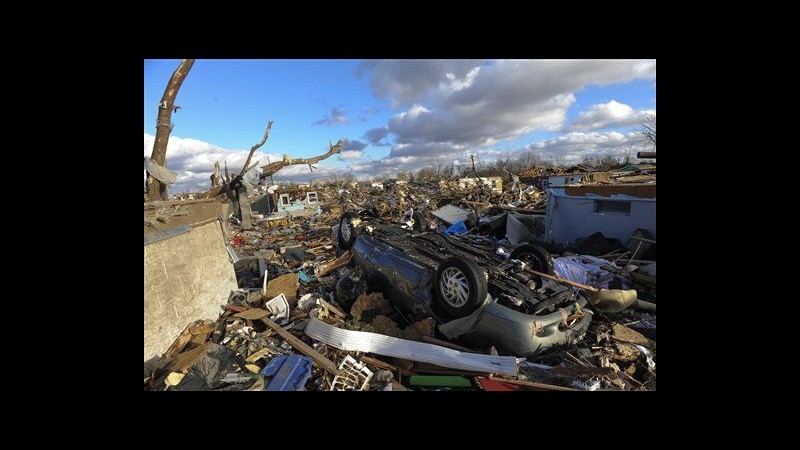 Usa, 65 tornado sul Midwest: in Illinois 6 morti, danni e dispersi