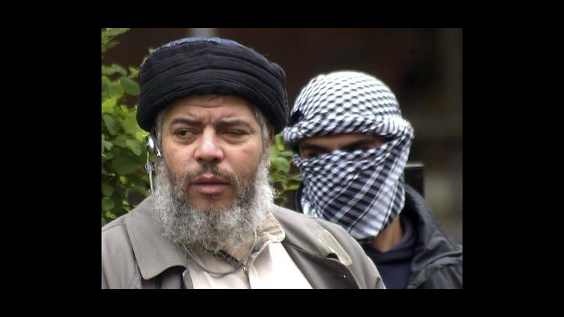 Regno Unito, imam Abu Hamza e 4 sospetti terroristi estradati in Usa