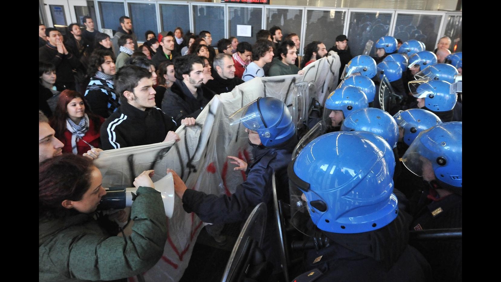 Torino, a corteo studenti bruciate foto Monti e Fassino davanti ateneo