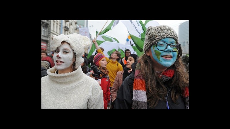 Clima, attivisti sfilano a Varsavia per pressione su Conferenza Onu