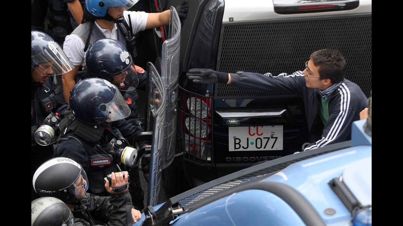 Roma, a corteo studenti scontri con polizia a Porta Portese