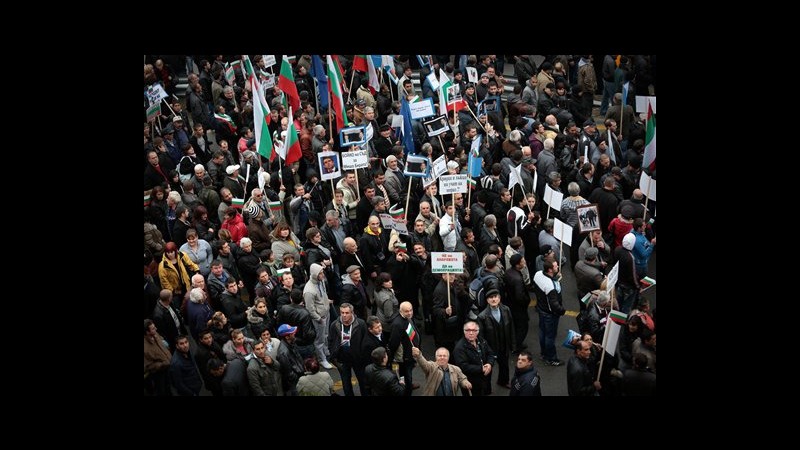 Bulgaria, decine di migliaia in manifestazioni pro e contro il governo