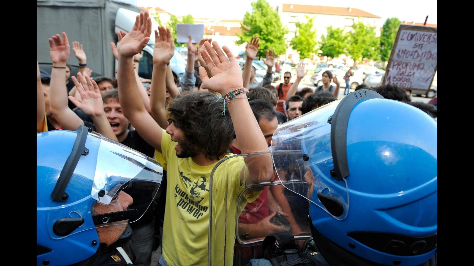 Torino, studenti in corteo: fumogeni accesi dentro cortile del Miur