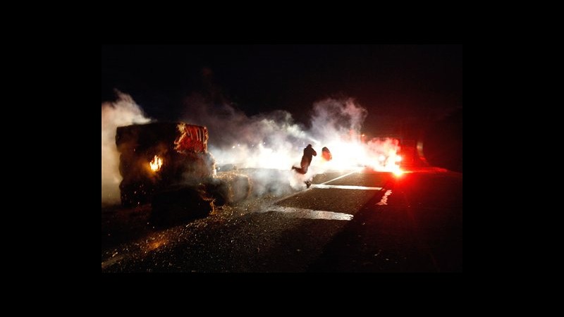 Francia, migliaia di tir bloccano autostrade: No ecotassa su trasporti