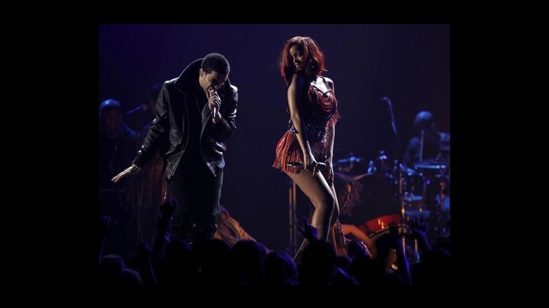 Rihanna in uno strip club con rapper Drake, spendono 17mila dollari