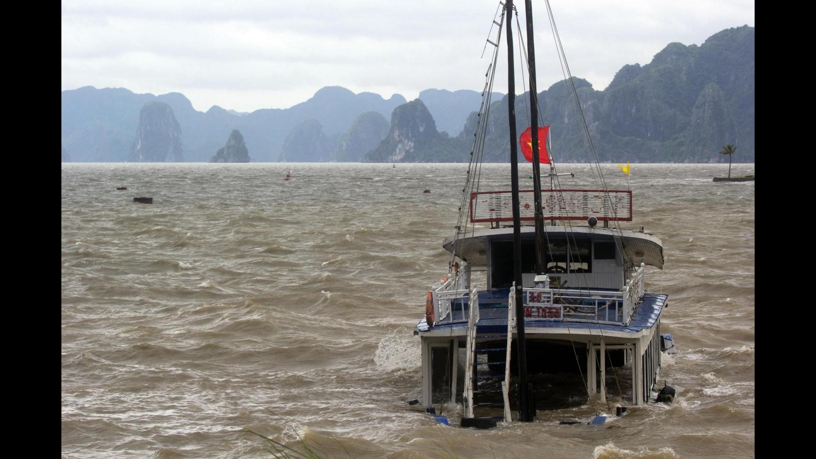 Vietnam, inondazioni e frane: 19 morti e 80mila sfollati, 8 dispersi