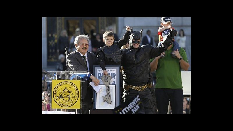 Usa, bimbo malato diventa Batman per un giorno: lo segue anche Obama