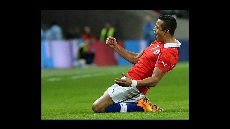 Inghilterra-Cile 0-2, show di Alexis Sanchez a Wembley. Pari tra Capello e Mihajlovic, Russia-Serbia 1-1