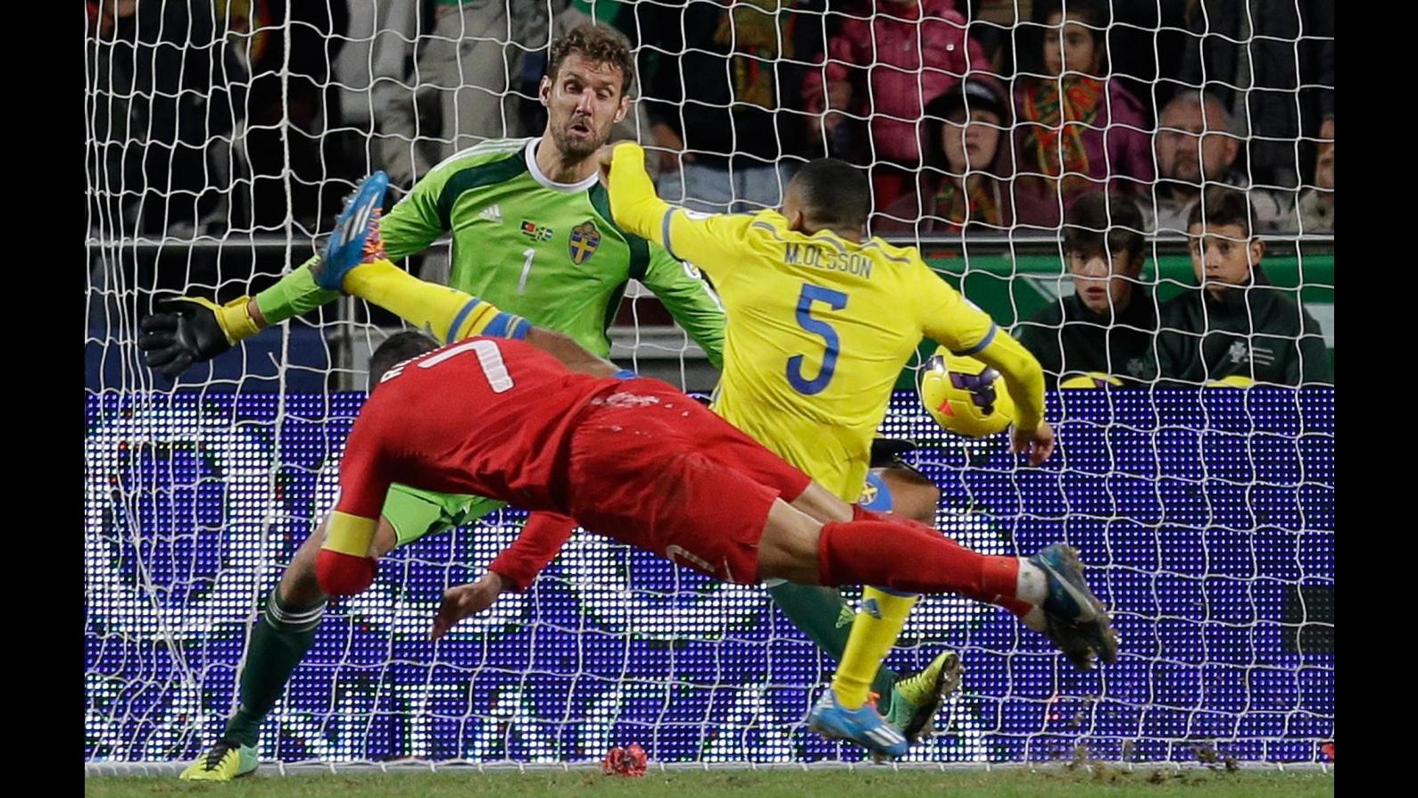 Spareggi Mondiali, Ronaldo batte Ibrahimovic: Portogallo-Svezia 1-0. Francia ko 2-0 in Ucraina