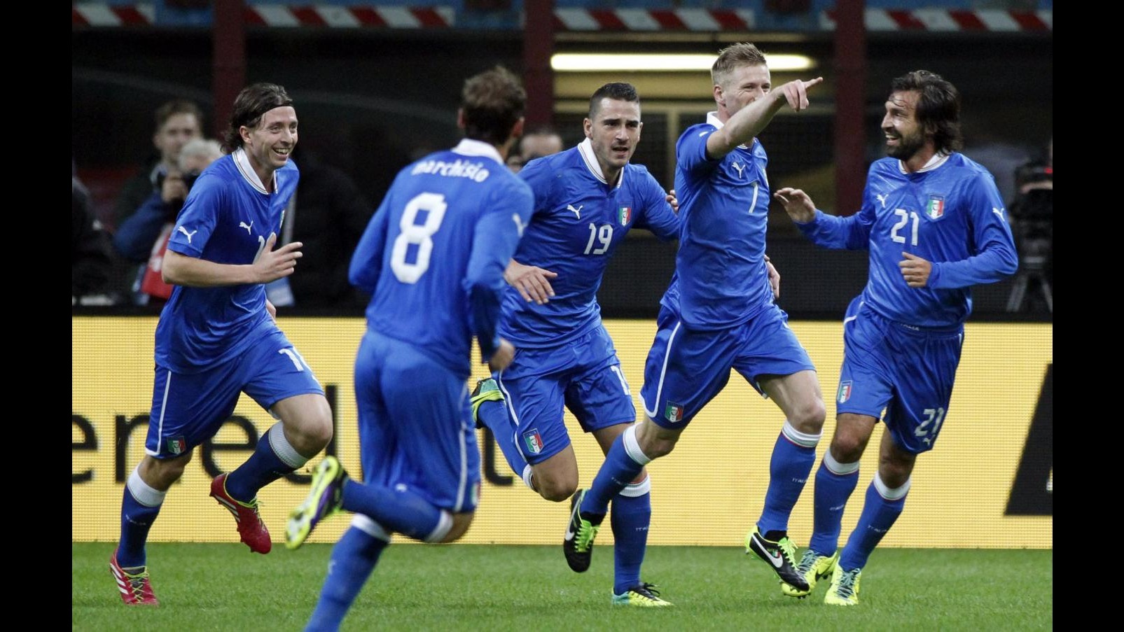 Italia-Germania 1-1 a San Siro, ad Hummels replica Abate. Fischi all’inno tedesco