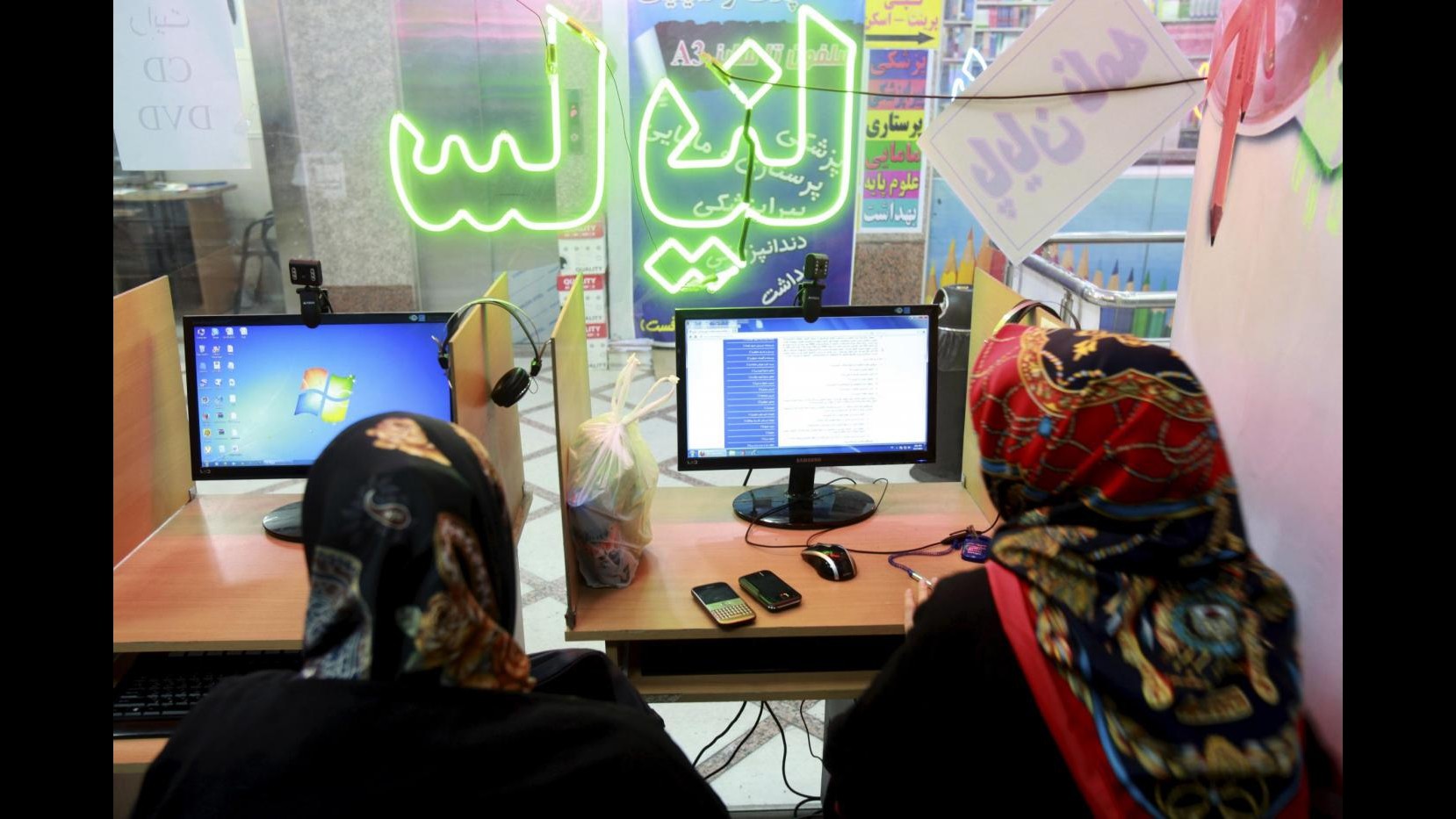 Iran, ministro Cultura: Facebook non dovrebbe essere vietato
