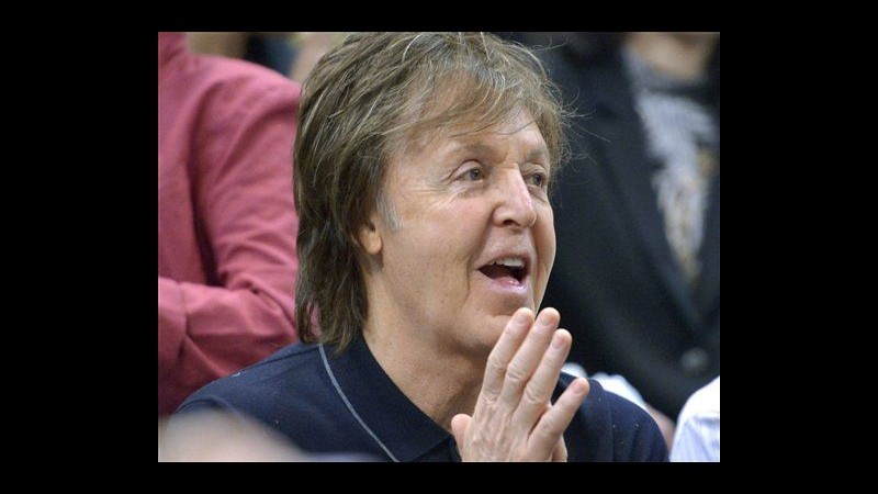 Paul McCartney scrive a Putin: Libera i 30 di Greenpeace