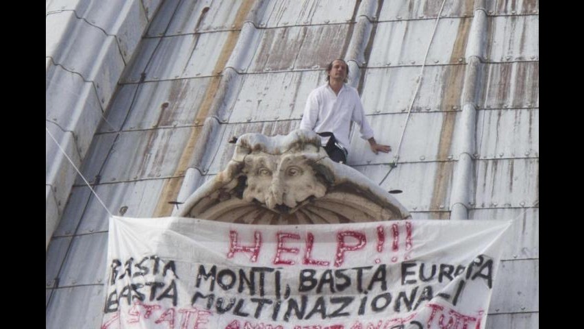 Vaticano, si arrampica sul Cupolone e non scende più