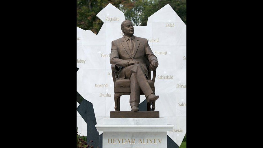 Statua ex presidente Azerbaigian a Città del Messico scatena proteste