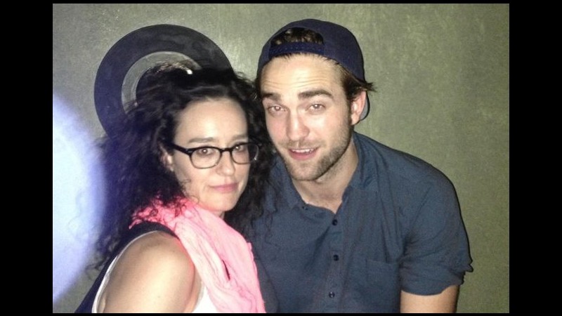 Robert Pattinson parla di alcol e buddismo a concerto dei Black Keys