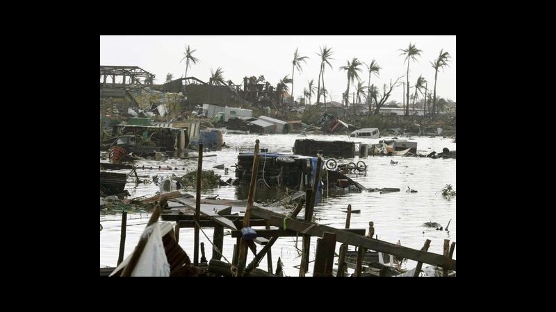 Filippine, Usa inviano portaerei George Washington dopo tifone Haiyan