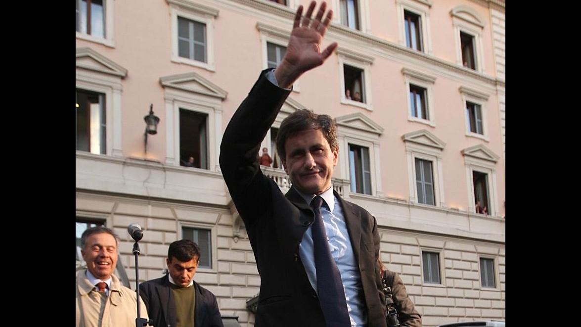 Figlio 17enne di Alemanno fa il saluto romano, sindaco infuriato Figlio 17enne di Alemanno fa il saluto romano, sindaco infuriato