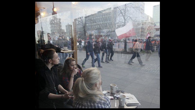 Polonia, marcia nazionalisti in festa indipendenza a Varsavia: scontri