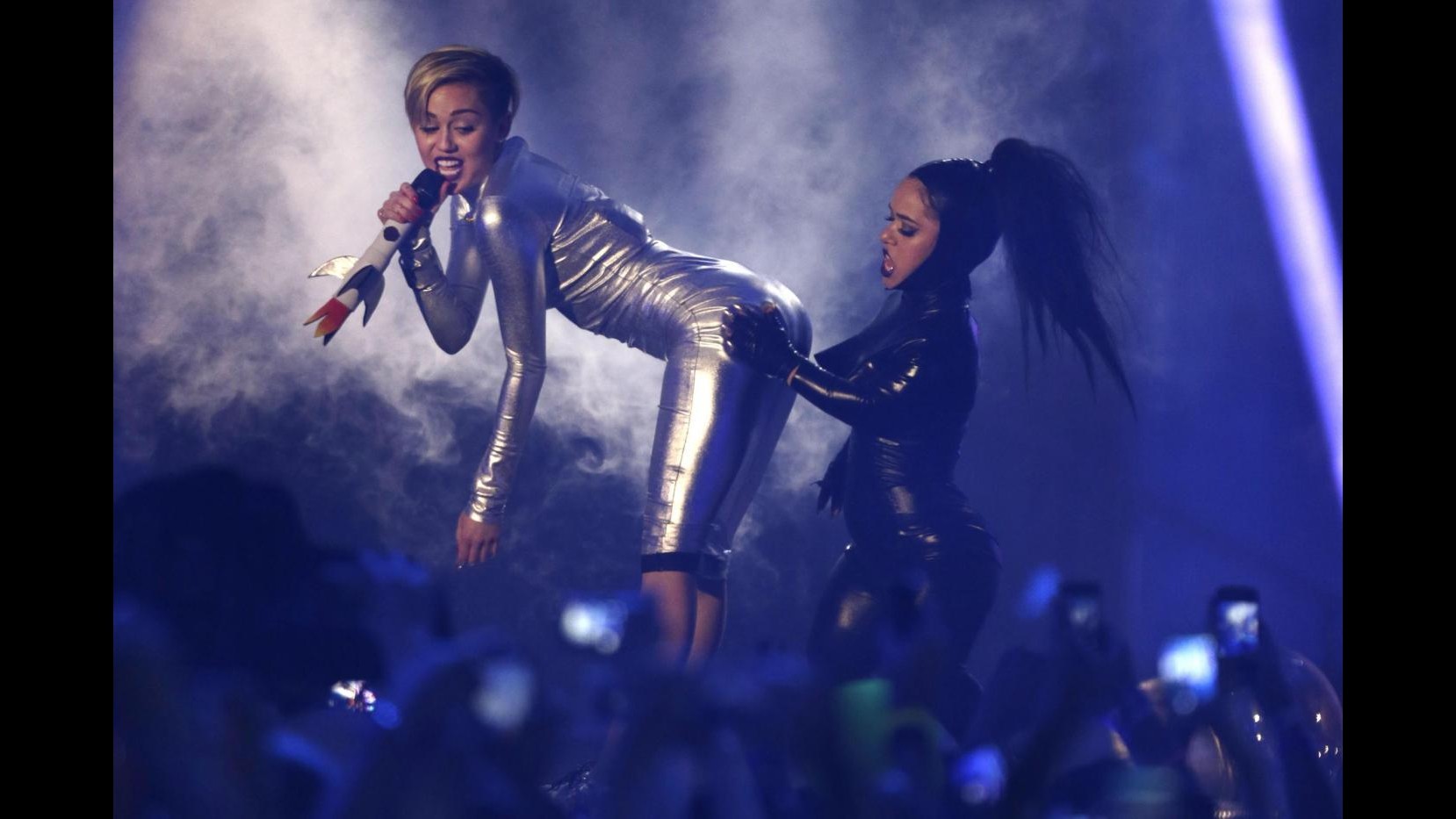 Miley Cyrus fuma uno spinello sul palco degli Mtv Ema di Amsterdam
