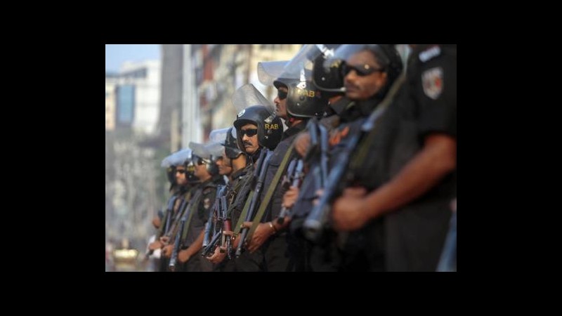 Bangladesh, proteste operai abbigliamento su salari: scontri con polizia