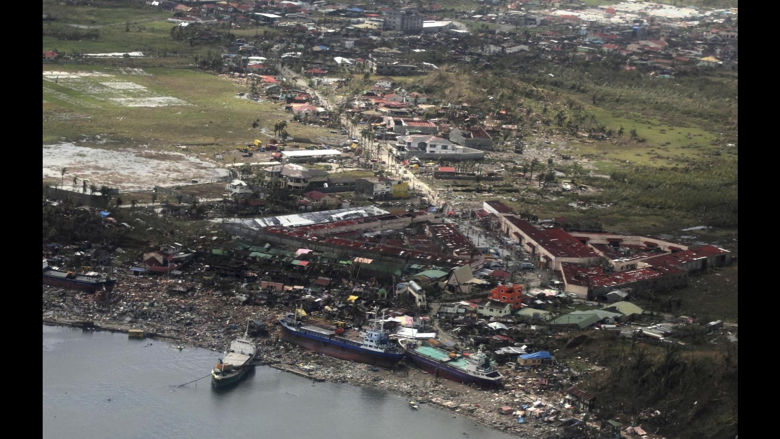 Vietnam, Haiyan arriva al nord con venti a 120 km/h, diretto in Cina