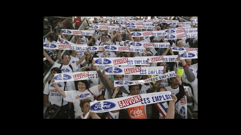 Parigi, lavoratori Ford protestano al Salone dell’auto