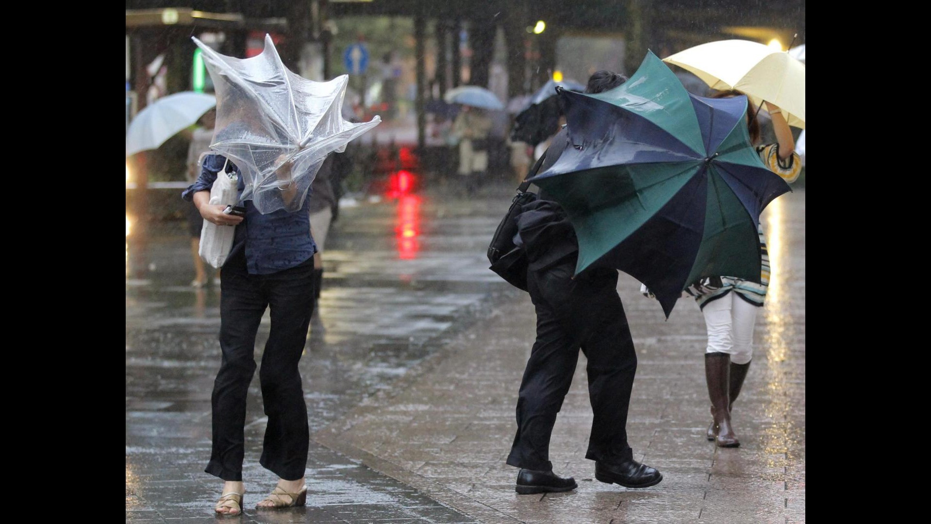 Maltempo, in arrivo clima da inverno: allerta piogge a Centro-Sud e venti forti