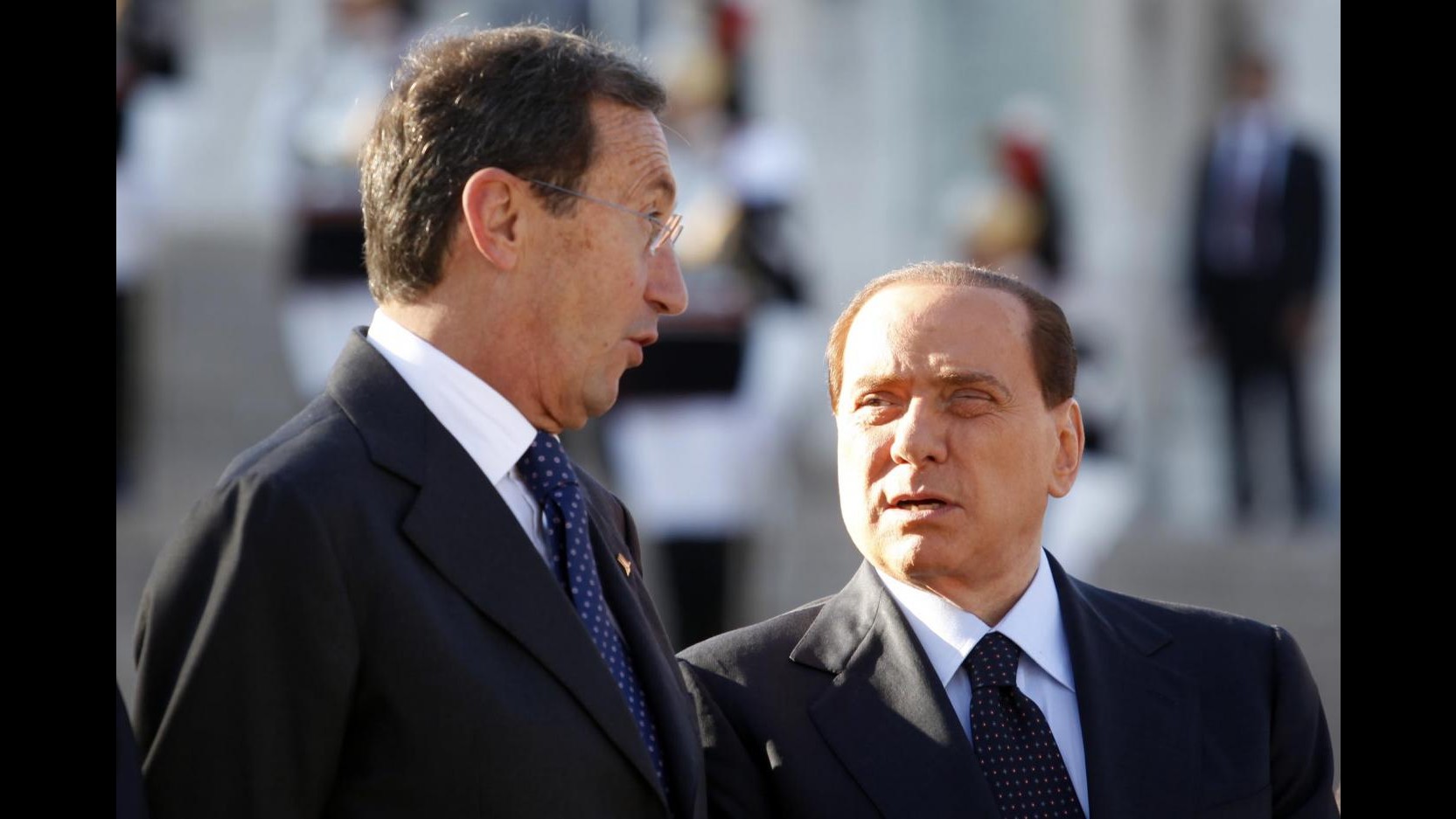 Fini: Berlusconi è un corruttore. Il Cavaliere annuncia azioni legali