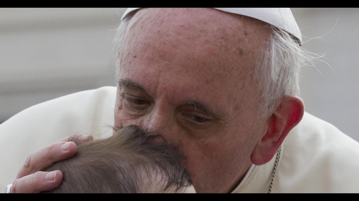 Vaticano, bimba a udienza Unitalsi mostra ritratto a Papa: Sei venuto pure bene!