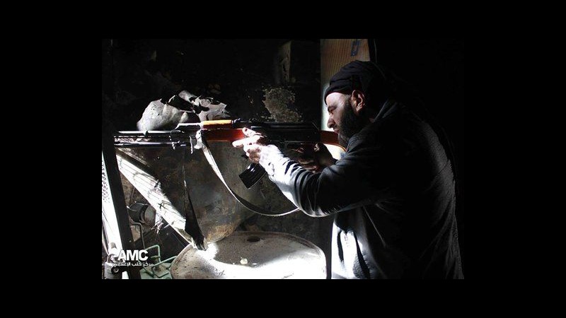 Siria, ribelli riprendono controllo di base vicino aereoporto Aleppo