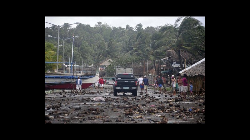 Filippine, tifone Haiyan si sposta verso ovest: venti a 215 km orari