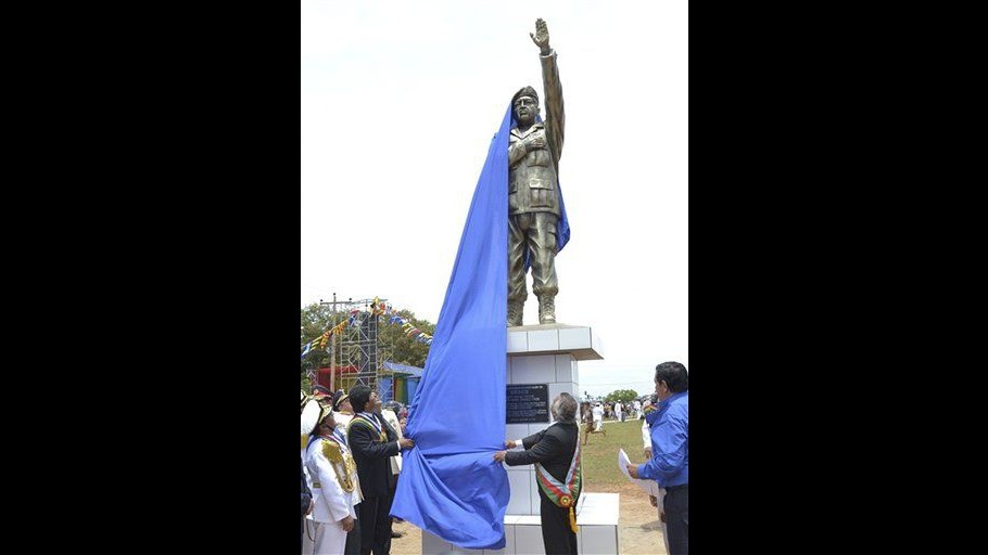 Bolivia inaugura statua di Hugo Chavez: è polemica