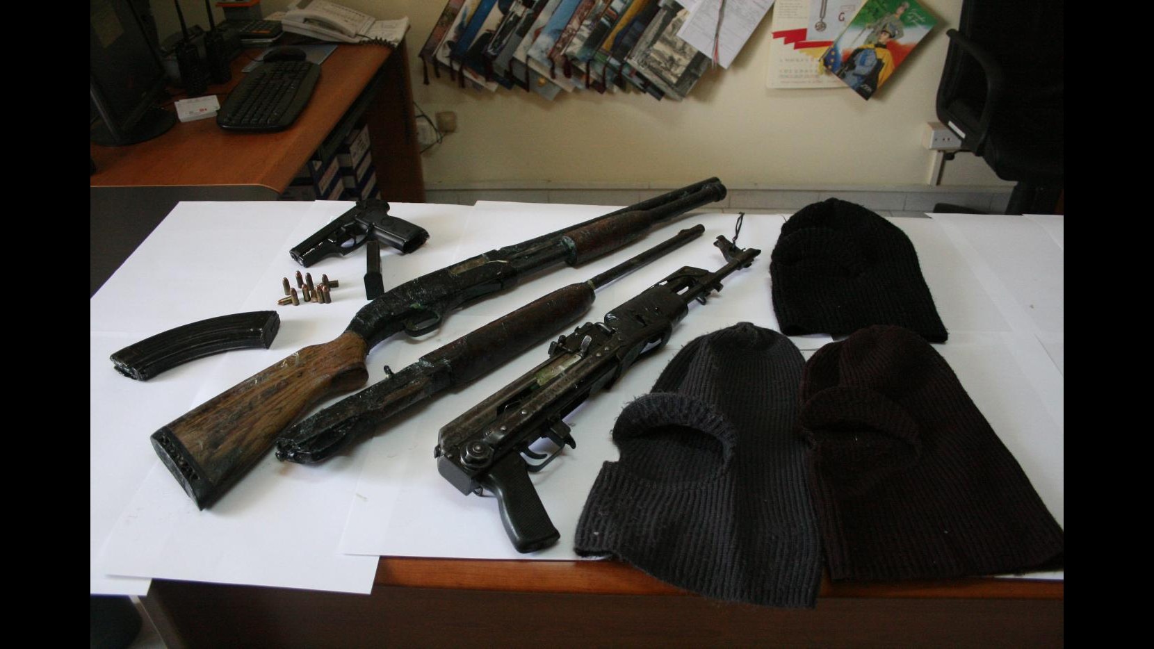 Napoli, scoperta armeria in una villetta: sequestrati 18 fucili