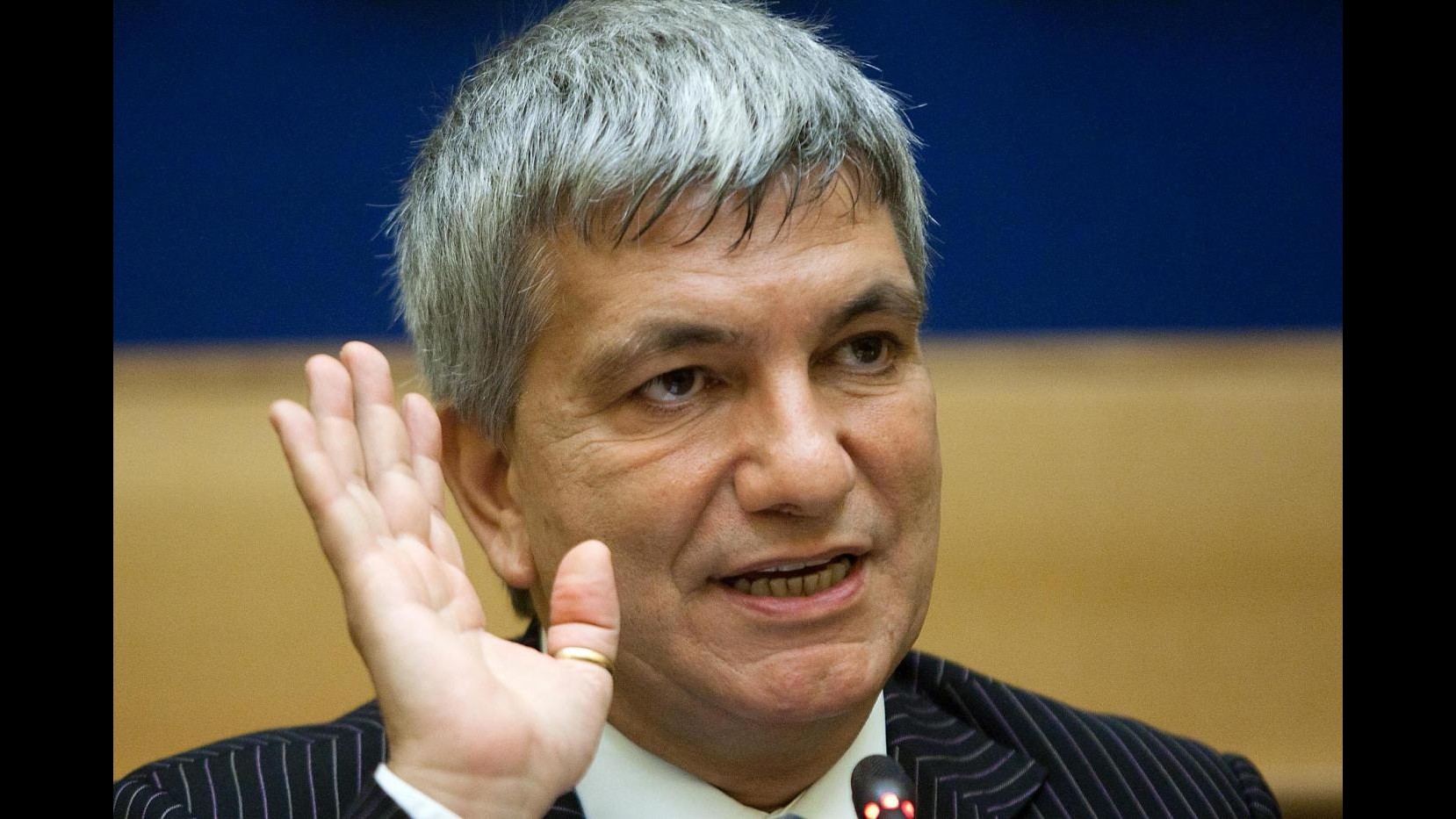 Costi politica, Vendola: Taglio mio stipendio di 50mila euro annui