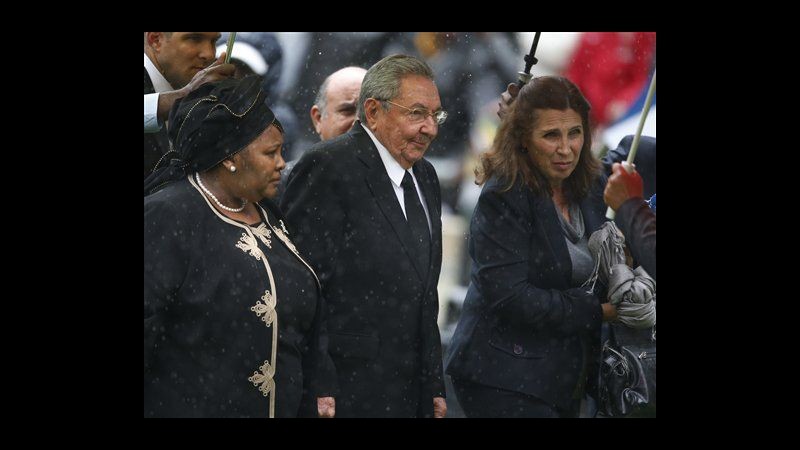 Mandela, Obama ha stretto la mano a Raul Castro
