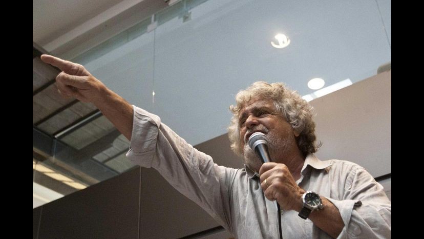 Grillo scrive a forze dell’ordine: Non proteggete più questi politici