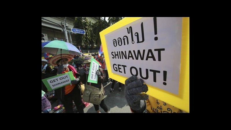 Thailandia, premier scioglie Parlamento, 150mila in strada Bangkok