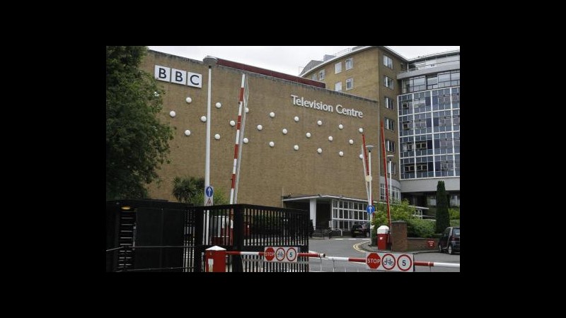 Bbc, direttore Newsnight lascia per scandalo abusi ex star Savile