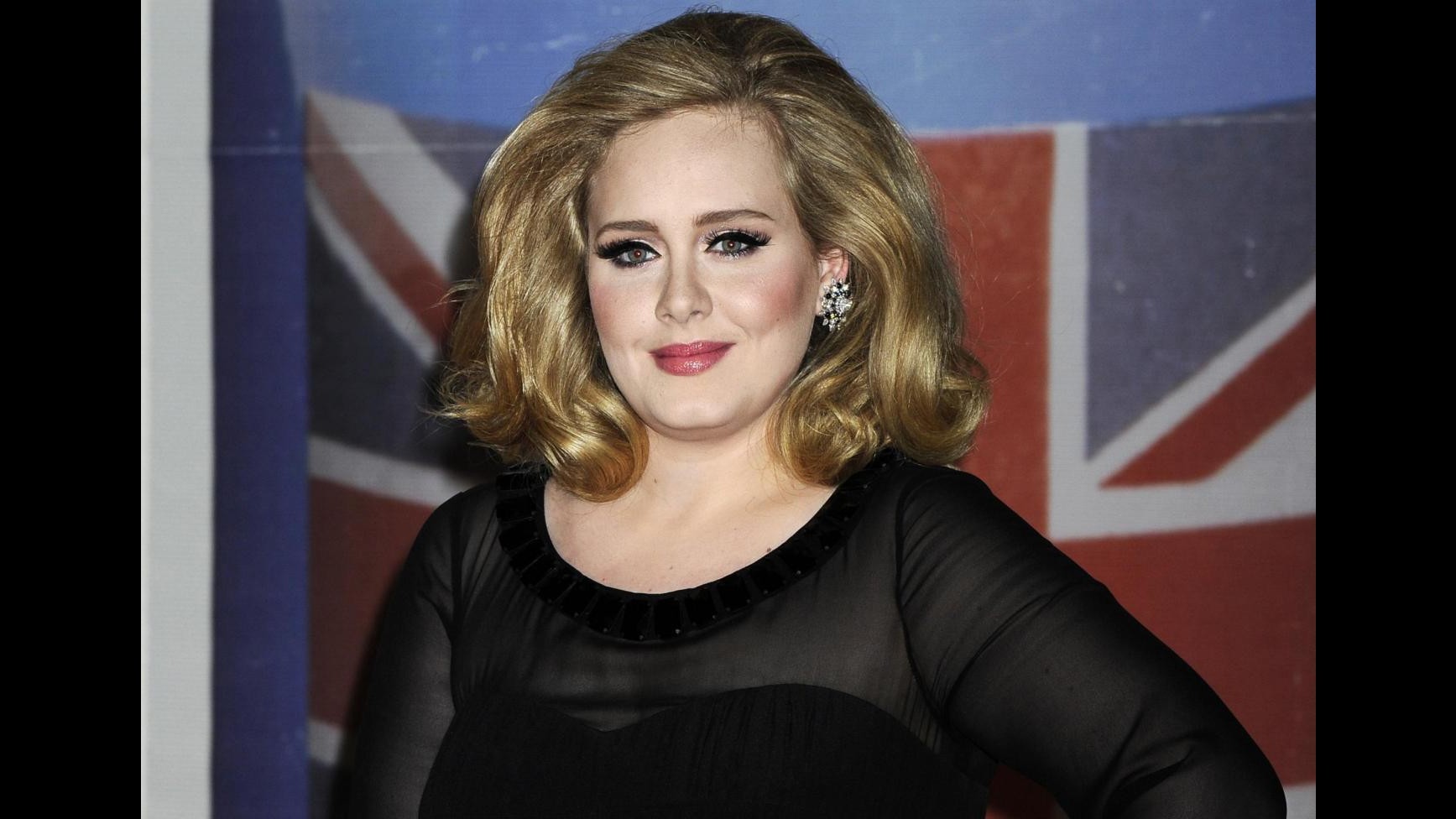 Adele neo mamma presa di mira dal web con insulti e minacce di morte
