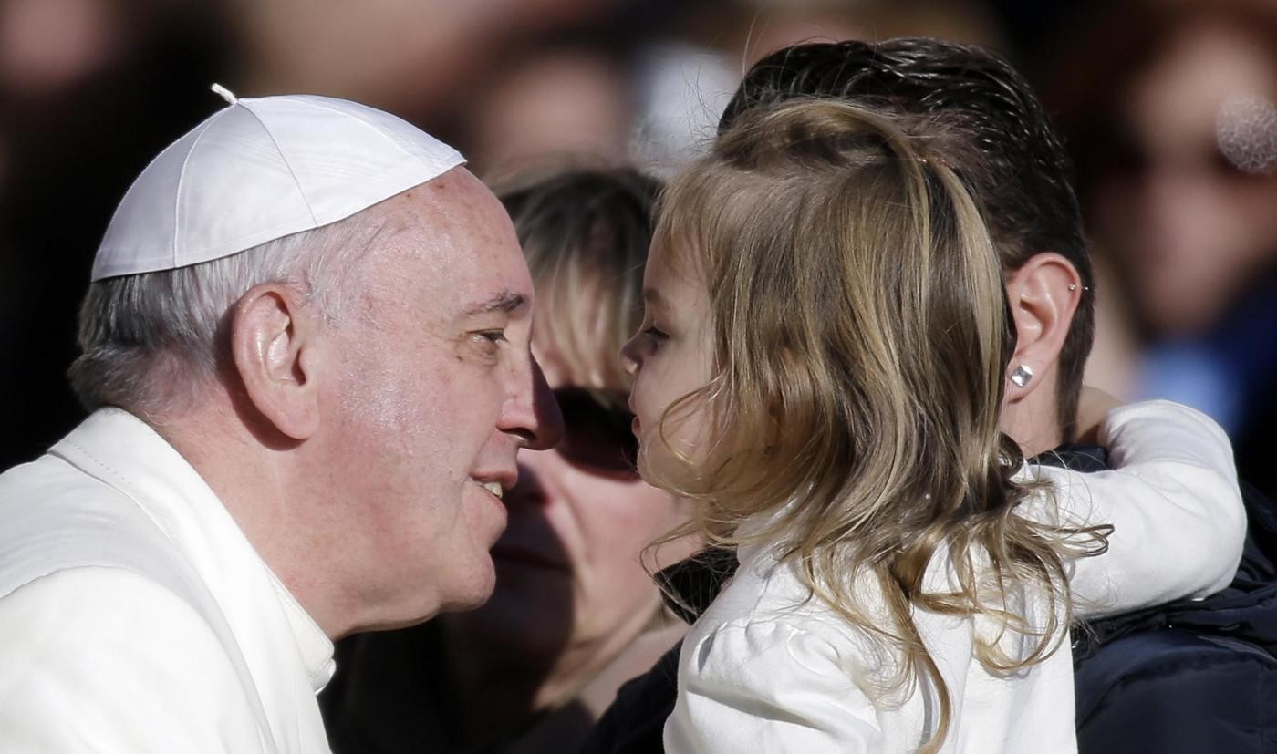Papa: Grido dei poveri non ci lasci mai indifferenti