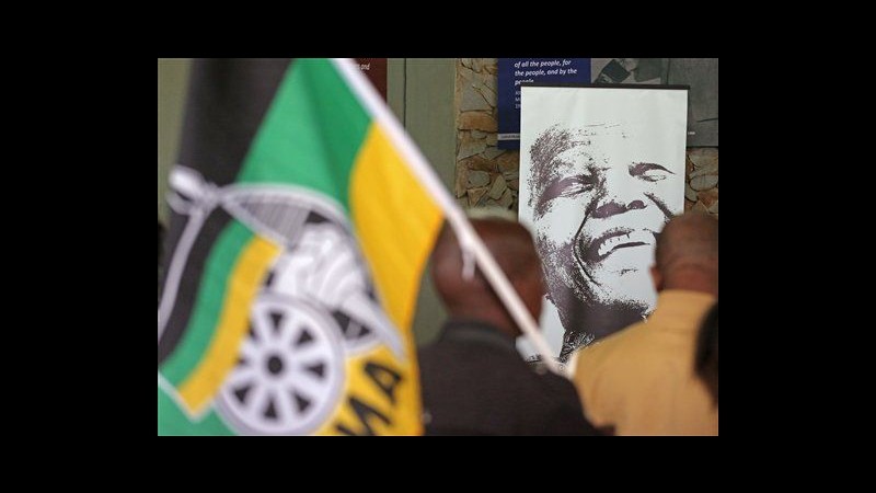 Mandela, la salma sarà portata in processione per 3 giorni