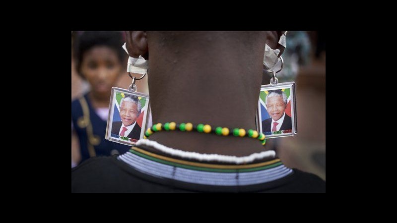Lacrime dal mondo per Mandela: migliaia verso Johannesburgh