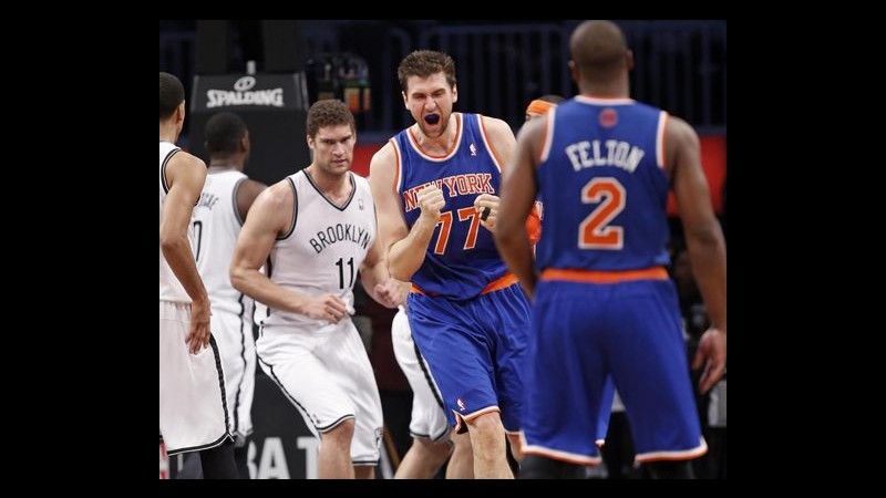 Nba: New York vince ancora, Bargnani 17 punti e Magic travolti