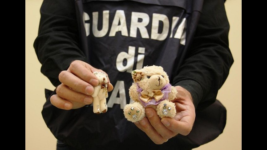 Roma, blitz finanza in negozi: sequestrati 4 milioni di prodotti contraffatti