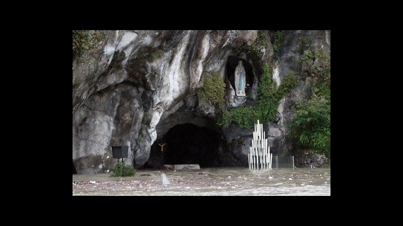 La Grotta di Lourdes sommersa dall’acqua, 500 pellegrini evacuati