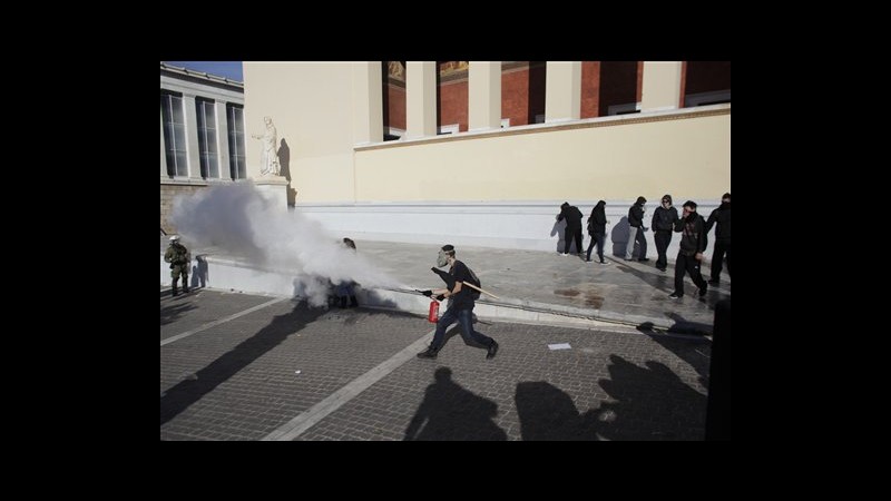 Grecia, marcia in ricordo 15enne ucciso, polizia lancia lacrimogeni