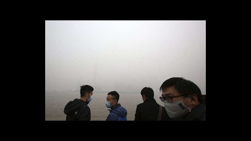 Cina, allarme smog a Shanghai: scuole chiuse, skyline offuscata