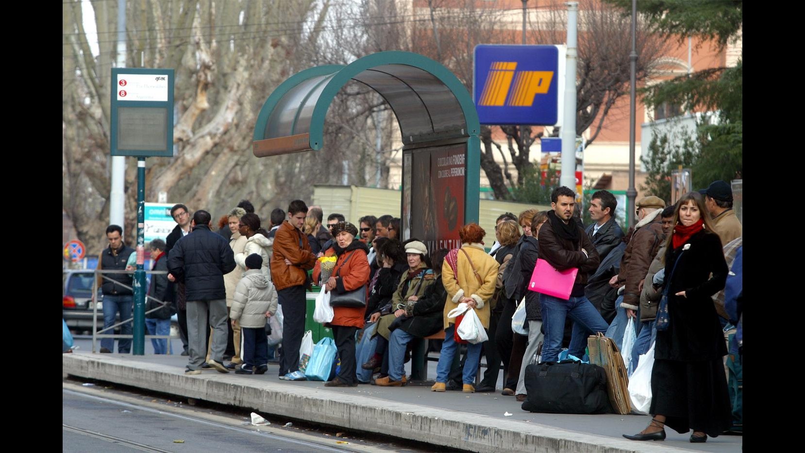 Censis: Siamo società sciapa e infelice in cerca di connettività