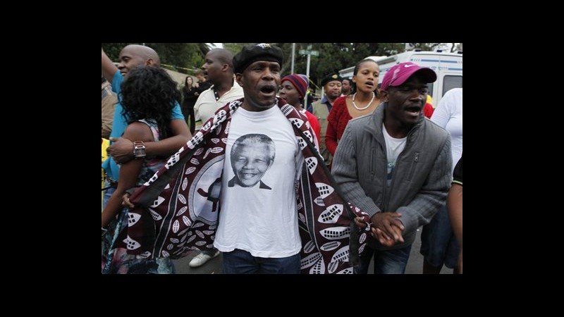 A Madiba il tributo del suo popolo: migliaia per le strade di Johannesburg