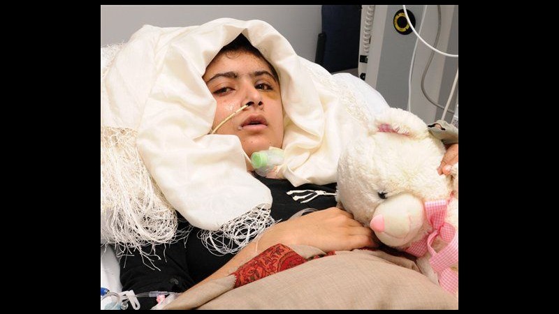 Malala sta meglio: ancora segni di infezione, ma sta in piedi e scrive